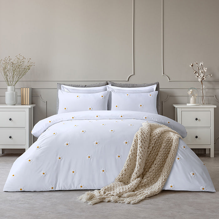 Tufted Duvet Cover Set in White Daisy
