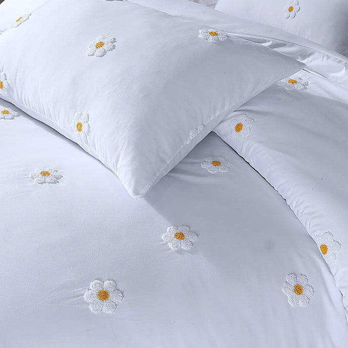 Tufted Duvet Cover Set in White Daisy