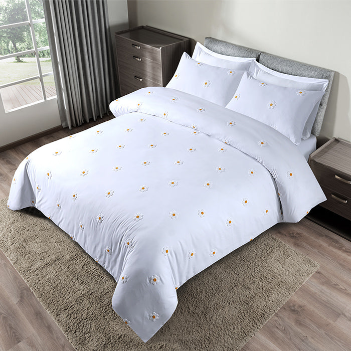 Tufted Duvet Cover Set in White Daisy